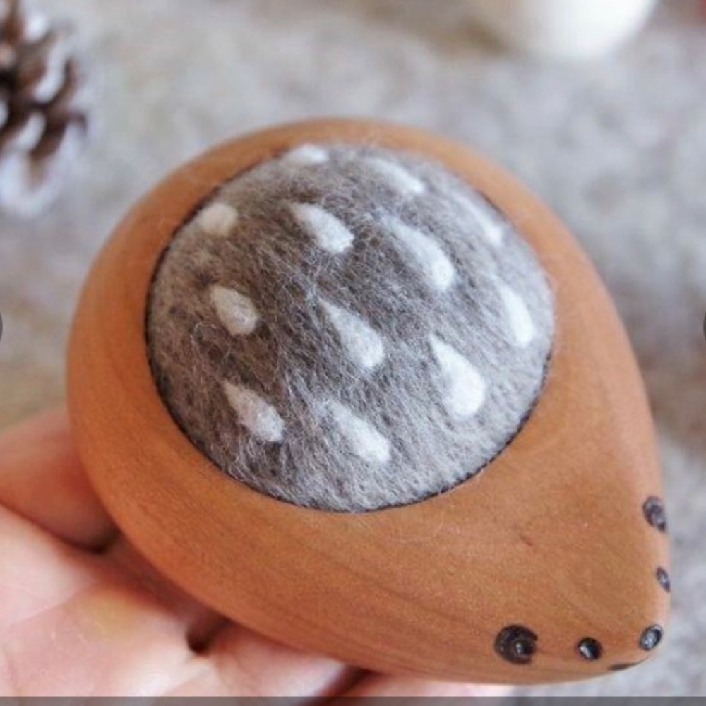 New Hedgehog  pincushion - Picture 2 of 3